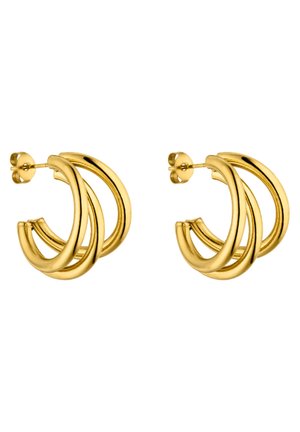 Paire de boucles d’oreilles doubles anneaux dorés polis avec fermoir à tige sur fond blanc.