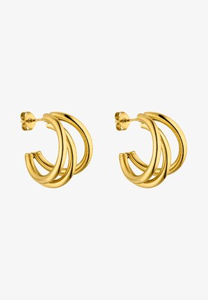 Paire de boucles d’oreilles doubles anneaux dorés polis avec fermoir à tige sur fond blanc.