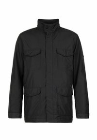 Svart jacka i lättviktsmaterial med hög krage, fyra framfickor och rak skärning. Slät textur utan mönster.