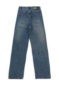 Rechtafgaande blauwe denim jeans met een vervaagde was, twee achterzakken en een merklabel op de tailleband. De randen zijn rafelig.