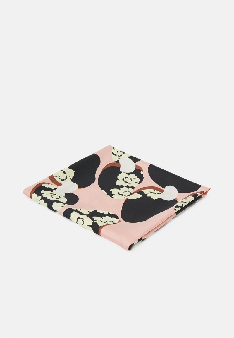 Foulard carré plié avec des motifs floraux abstraits rose, noir, blanc et crème sur un fond uni.