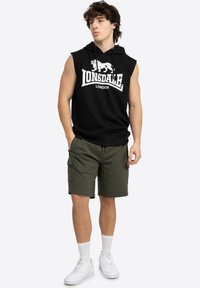 Lonsdale ÄRMELLOSES MIT KAPUZE NORMALE PASSFORM BIGNOR - Top - black off white