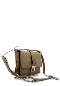 Borsa a tracolla in pelle verde oliva con una forma strutturata, chiusura a patta magnetica e dettagli in catena e tracolla di colore argento.