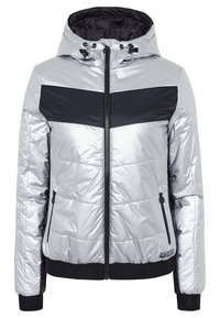 Silverfärgad vadderad jacka med en svart panel över bröstet, justerbar huva, dragkedjestängning samt ribbade ärmslut och nederkant. Har sidofickor.
