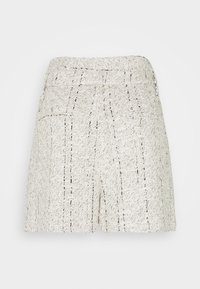 Pantalones cortos de tweed blancos con una superficie texturizada, presentan una cintura alta y un corte corto. Líneas negras sutiles crean un patrón en toda la prenda.