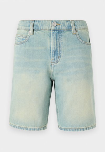 Ανοιχτό μπλε τζιν σορτσάκι με ξεθωριασμένη επιφάνεια, διαθέτει σχέδιο με πέντε τσέπες, ορατές ραφές και μεταλλικό κούμπωμα στη μέση.