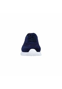 Sneaker in suede blu navy con suola in gomma bianca, caratterizzato da lacci neri e una linguetta imbottita. Design semplice senza loghi o motivi visibili.