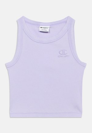 Lila žebrovaný krátký top s kulatým výstřihem a malým vyšívaným logem Champion na hrudi.