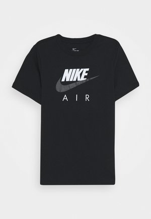Czarna koszulka z krótkim rękawem z białym i szarym logo Nike oraz nadrukiem słowa „AIR” z przodu, położona na płasko na białym tle.