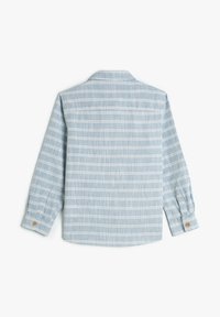 Camisa de manga larga azul clara con rayas blancas horizontales, puños con botones y un cuello clásico. Fabricada con un tejido texturizado.