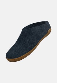 Chaussure slip-on en feutre gris foncé avec un bout arrondi et une semelle en caoutchouc beige. Présente une texture lisse et un design minimaliste.