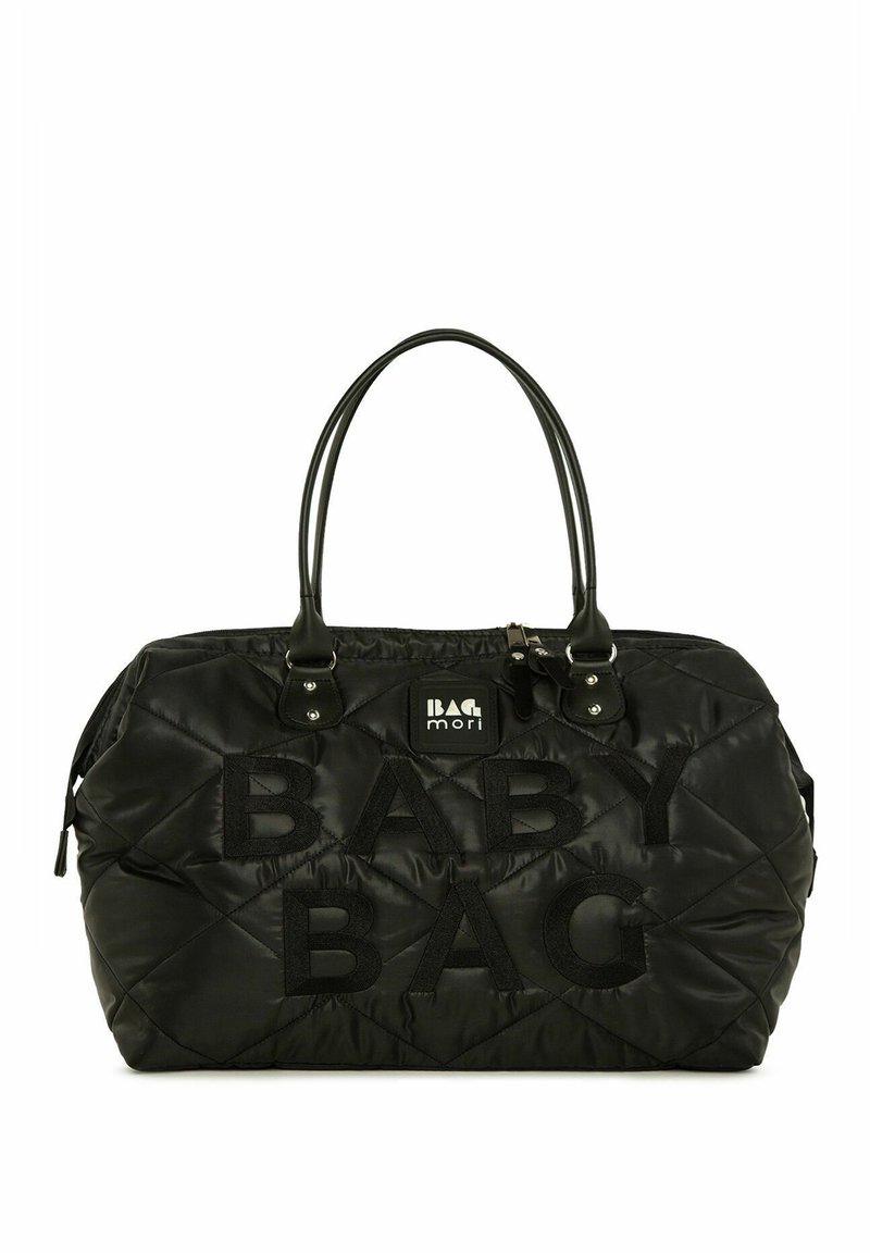 Sac à langer noir matelassé avec le texte "BABY BAG" en tissu peluche. Dispose de doubles poignées et d'un extérieur lisse avec des accents en métal argenté.