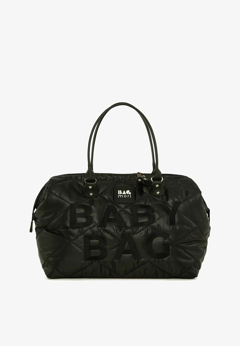 Zwarte gewatteerde luiertas met "BABY BAG" tekst in pluizig materiaal. Voorzien van dubbele handvatten en een gladde buitenkant met zilveren hardwareaccenten.