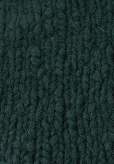 Tissu en laine tricotée vert foncé avec une texture épaisse et apparente, avec des boucles de fil individuelles et des fibres visibles.