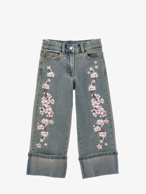 Jeans in denim azzurro chiaro con un design di fiori di ciliegio rosa ricamati lungo i lati e orli arrotolati.