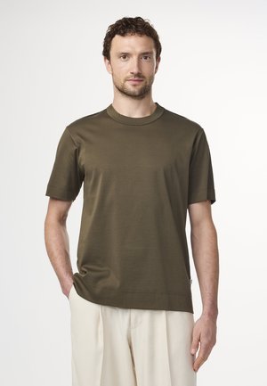 Oliven grøn kortærmet t-shirt lavet af blødt stof, med rund halsudskæring og diskrete side-syninger.