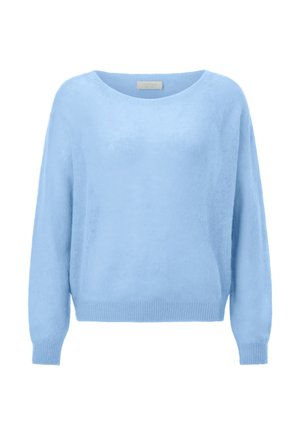 Világoskék pulóver puha, bolyhos anyagból, széles nyakkivágással és hosszú ujjakkal. Bordás szegély részletek az alján és az ujjvégeken.