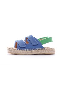 Sandales en tissu bleu avec une semelle en jute tissée, dotées de deux bandes Velcro et d'un accent en élasthanne vert à l'arrière. Design à bout ouvert.