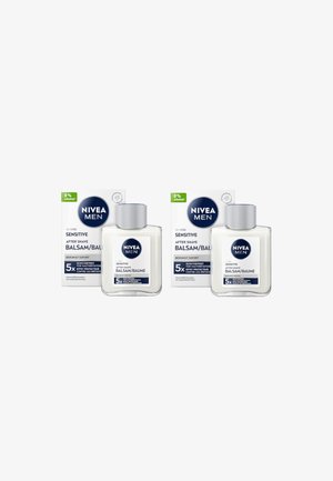 Zwei NIVEA Men Sensitive Aftershave-Flaschen mit passenden Verpackungen, gekennzeichnet mit 0 % Alkohol und Hautschutzwirkung.