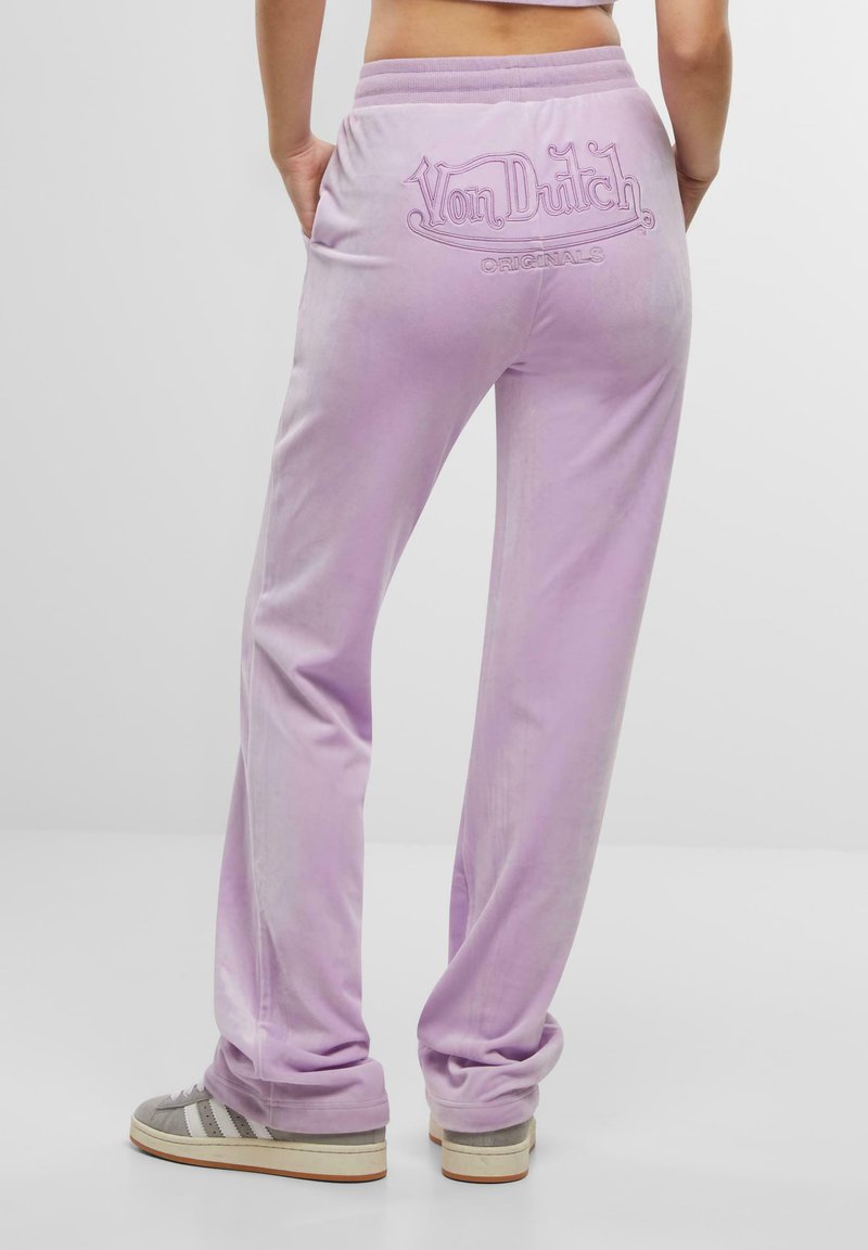 Lichtpaarse velours broek met een elastische tailleband en geborduurd "Von Dutch Originals" logo op de achterkant. Afgewerkt met een relaxte pasvorm.
