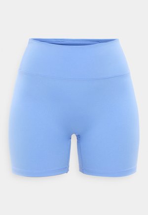 Αθλητικές σορτς χωρίς ραφές σε ανοιχτό γαλάζιο χρώμα με ψηλή μέση, σχεδιασμένες για άνεση και ευελιξία, παρουσιάζονται σε απλό άσπρο φόντο.