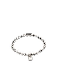 Pulsera de cuentas de plata con un pequeño charm rectangular grabado con "UNO de 50" sobre un fondo blanco.