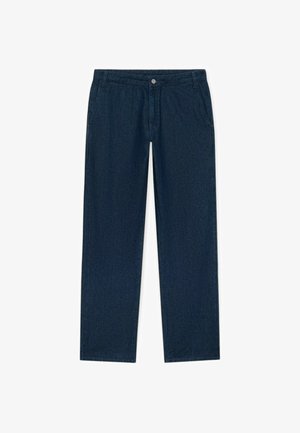 Pantalones vaqueros de pierna recta azul oscuro con bolsillos delanteros, trabillas para cinturón, cierre de botón y bragueta con cremallera sobre un fondo blanco.