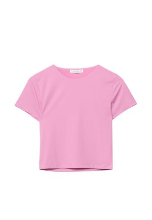 Krótki różowy krótki t-shirt z krótkimi rękawami i okrągłym dekoltem, prezentowany na białym tle.