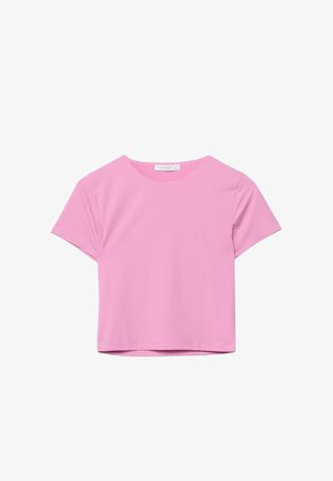 Krótki różowy krótki t-shirt z krótkimi rękawami i okrągłym dekoltem, prezentowany na białym tle.