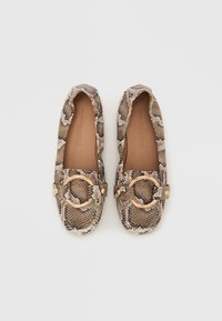 Loaferji z vzorcem kačje kože v odtenkih rjave in bež, z zlato okroglo strojno opremo na zgornjem delu in gladkim usnjenim vložkom.