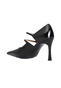 Černá lakovaná kožená lodička na vysokém podpatku s špičatou špičkou a dvojitými pásky přes vrch. Hladký povrch s užším stiletto podpatkem.
