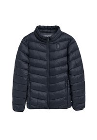 Chaqueta acolchada en color navy con diseño acolchado horizontal, cuello alto, cierre de cremallera frontal y dos bolsillos laterales. Tejido ligero con una textura suave.