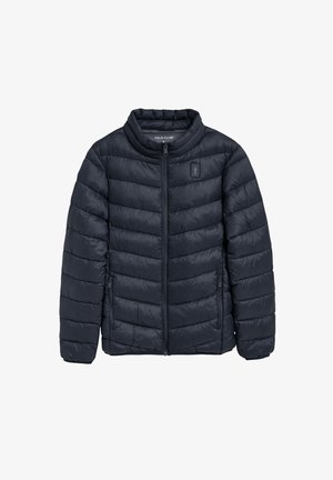 Veste matelassée marine avec un design à boudins horizontaux, col montant, fermeture éclair à l'avant et deux poches latérales. Tissu léger avec une texture douce.