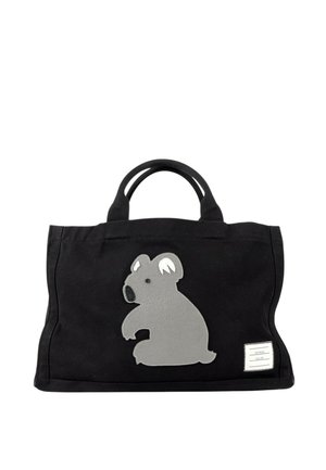 Sort tote-taske med korte håndtag og et stort gråt koala-patch på forsiden samt en lille hvid rektangulær label i nederste hjørne.