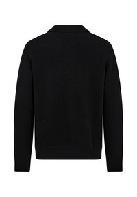 Sort striktrøje med krave, lange ærmer og ribbet kant. Har en glat tekstur og et enkelt design, der fremhæver alsidigheden.