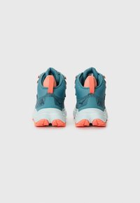 Teal trailrunning schoenen met oranje accenten, gestructureerde mesh bovenwerken, gevoerde kraag en robuuste zolen voor grip en stabiliteit.