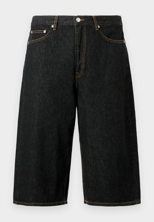 Shorts en denim noir jusqu'au genou avec poches avant, passants pour ceinture, fermeture par bouton et surpiqûres contrastantes jaunes.