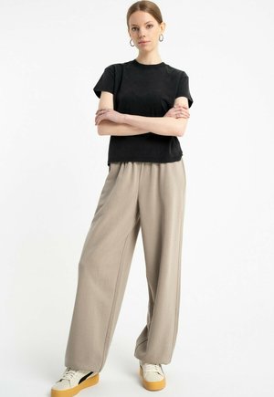 - T-shirt basic