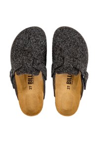Chaussons gris en feutre avec boucle ajustable noire, design ouvert, et semelles intérieures marron, présentant une texture subtile et des détails de couture.