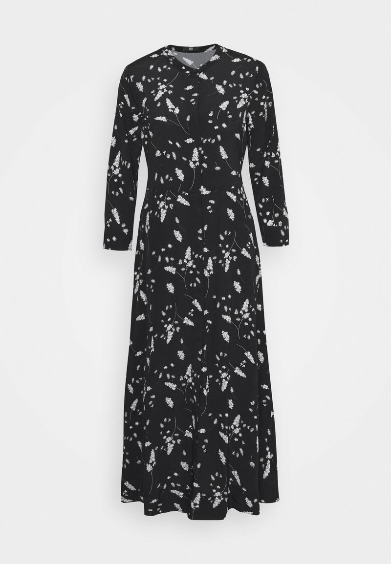 Robe noire à manches longues avec un col en V, ornée d'un motif floral blanc, en tissu texturé, et dotée d'une jupe évasée.