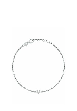 Silberarmband mit einer kleinen, mit Diamanten besetzten "V"-Charm und verstellbarem Verschluss auf weißem Hintergrund.