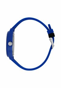 Orologio da polso in silicone blu con cassa rotonda, hardware argentato e superficie liscia. Presenta una chiusura semplice e un design minimalista.