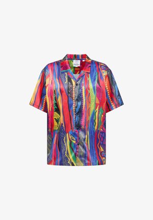 Koszula z krótkim rękawem z kołnierzykiem z żywym, abstrakcyjnym wzorem w odcieniach czerwonego, niebieskiego, zielonego i żółtego na błyszczącej, gładkiej tkaninie.