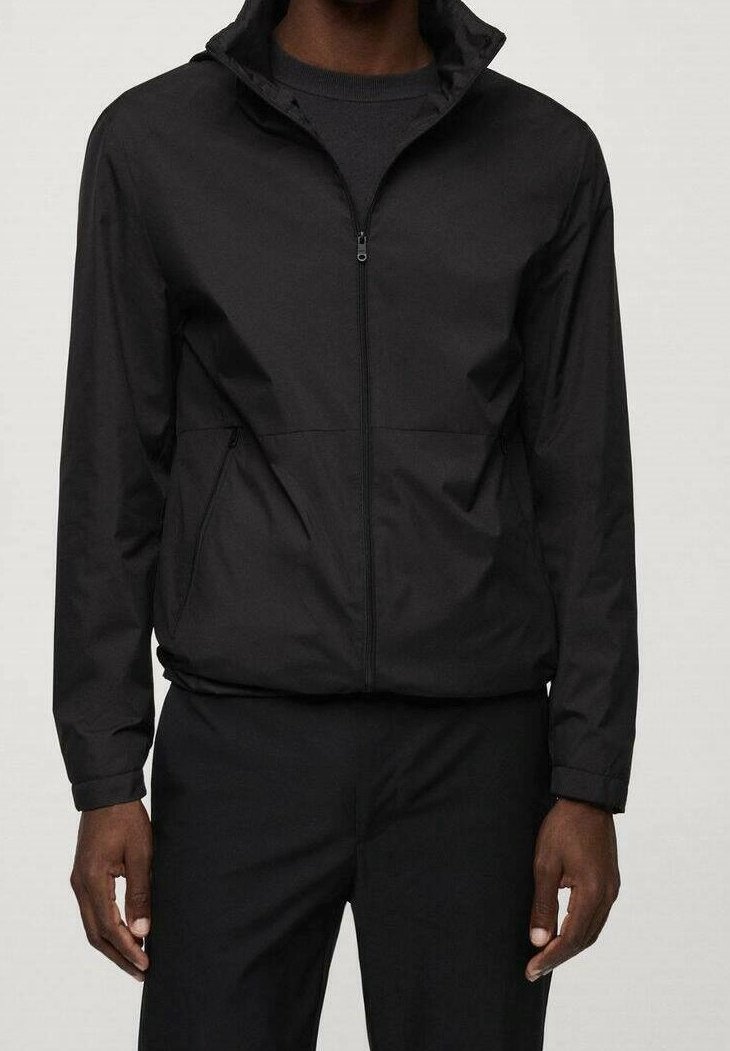 Veste légère noire avec un col haut, une fermeture éclair intégrale à l'avant et des poches latérales. Texture lisse et design minimaliste.