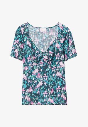 Bloemen-top met korte mouwen, met een teal achtergrond, roze en groene bloempatronen, en een gedraaid detail bij de halslijn.