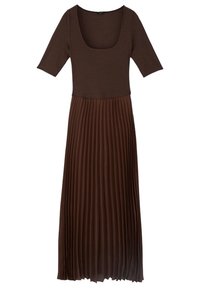 Braunes, plissiertes Maxikleid mit quadratischem Ausschnitt und kurzen Ärmeln. Das Oberteil besteht aus glattem Stoff; der Rock hat vertikale Falten für zusätzliche Textur.