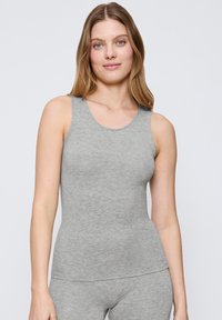 Szara bezrękawnik wykonana z lekkiego materiału, z okrągłym dekoltem i dopasowanym krojem. Tekstura wydaje się gładka i miękka.