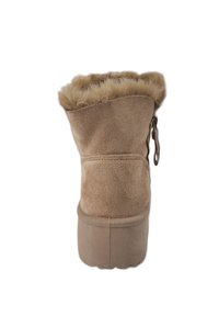 Beiger Wildleder-Stiefelette mit einem Kunstpelzkragen und Reißverschluss. Der Stiefel verfügt über eine strukturierte Außenseite und ein rundes Zehendesign.