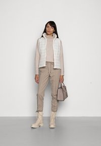 Marc O'Polo VEST STAND UP COLLAR FRONT ZIPPER - Colete - white mousse