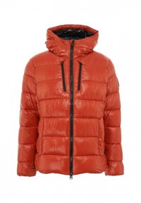 Giacca imbottita rossa con cappuccio, caratterizzata da un design trapuntato orizzontale, chiusura con cerniera frontale e dettagli neri sulle tasche e sulla cerniera.